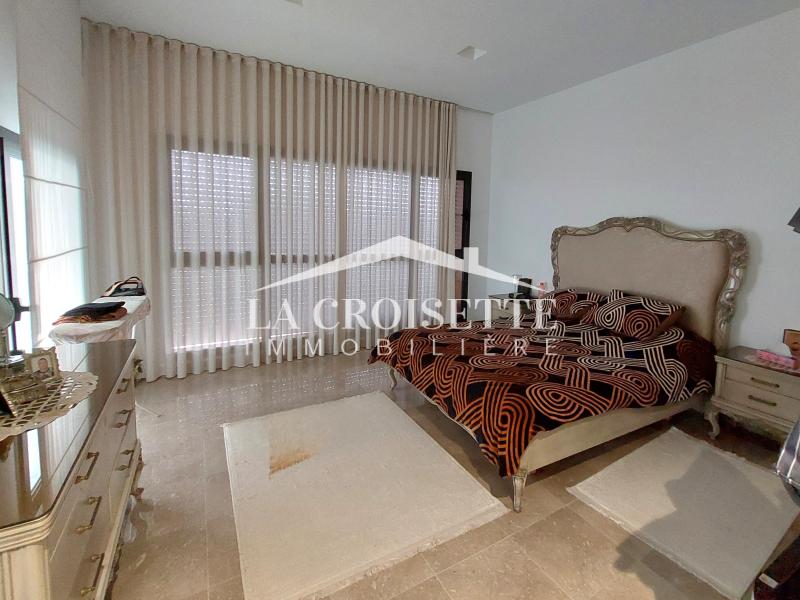 Triplex S+3 avec jardin et piscine couverte à La Soukra